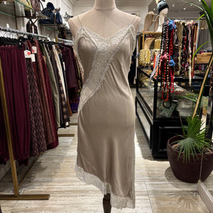 VESTIDO LENCERO ASIMETRICO BEIGE CORTO