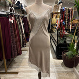 VESTIDO LENCERO ASIMETRICO BEIGE CORTO