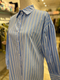 CAMISA OVERSIZE CELESTE CON RAYAS BLANCAS Y AZUL MARINO