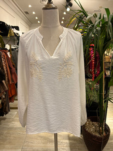 BLUSA CON BORDADO BEIGE