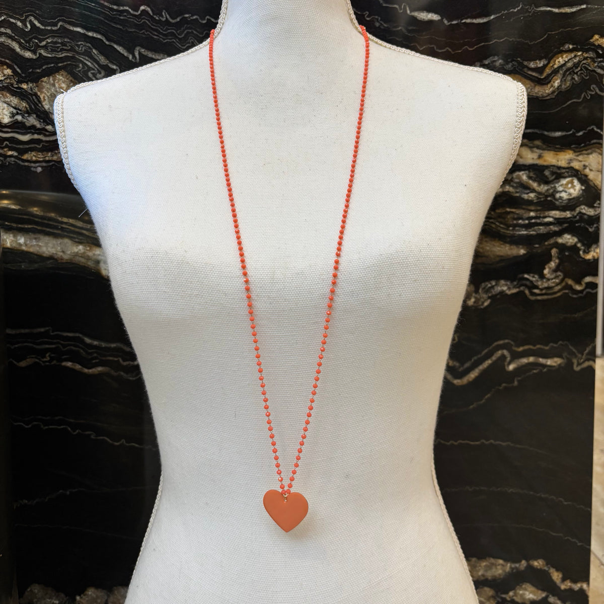 COLLAR LARGO COLGANTE CORAZON