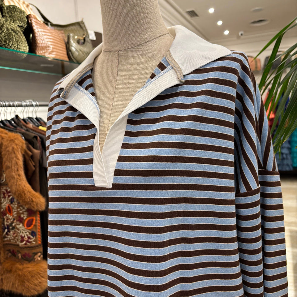 CAMISETA POLERA DE RAYAS CELESTE Y MARRÓN
