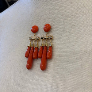 PENDIENTE TRES LAGRIMAS CORAL