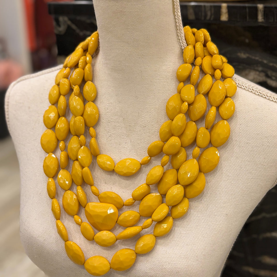 COLLAR CUENTAS DESIGUAL MOSTAZA