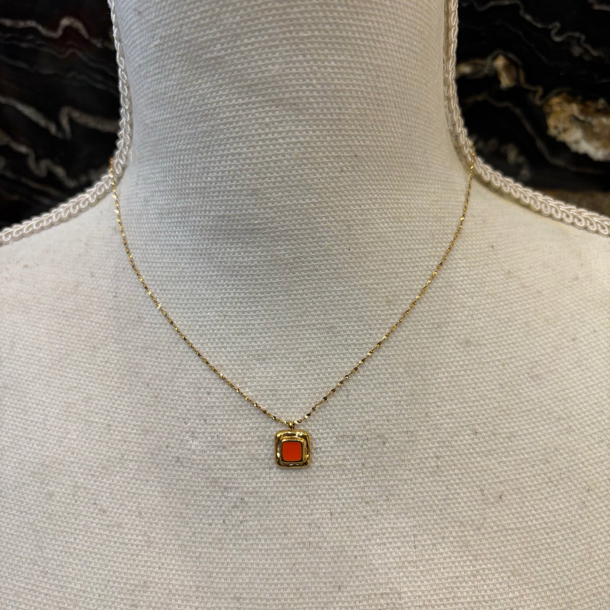 CADENA CON COLGANTE ESMALTADO NARANJA