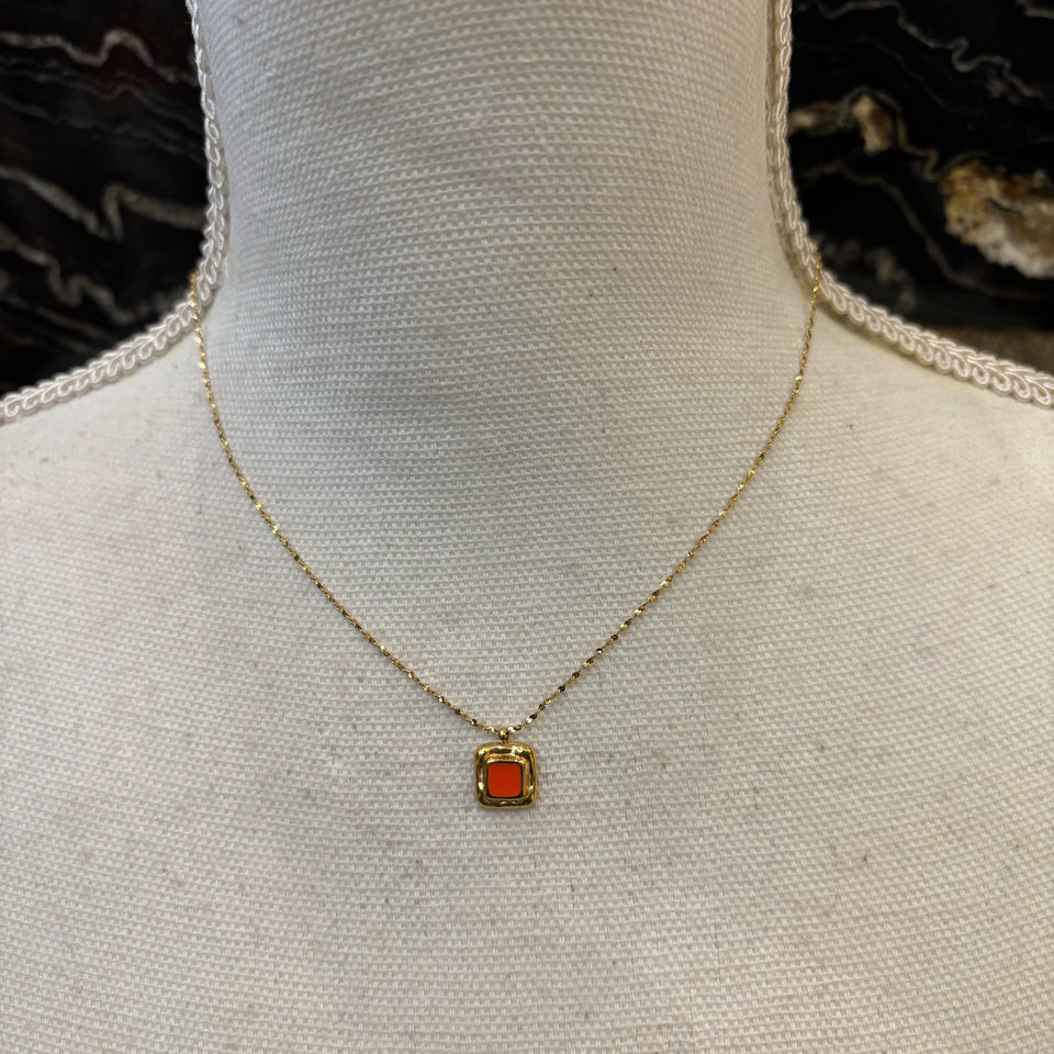 CADENA CON COLGANTE ESMALTADO NARANJA