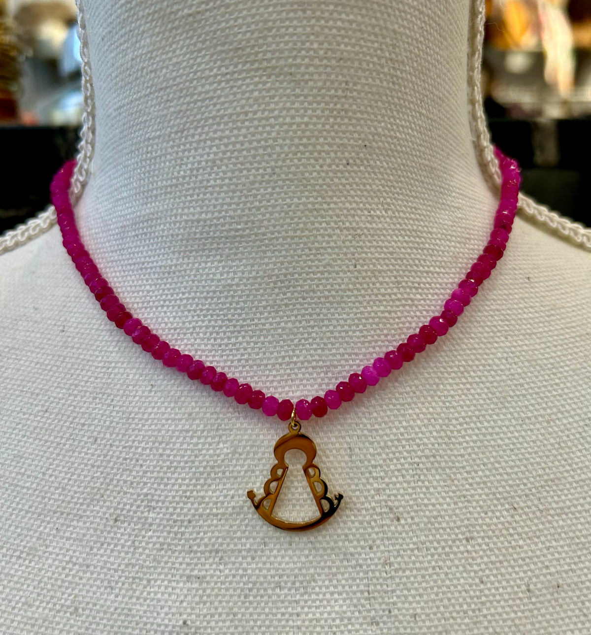 CADENA DE BOLITAS VIRGEN DEL ROCIO FUCSIA