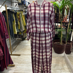 CONJUNTO DE BOMBER Y PANTALON DE CUADROS BURDEOS
