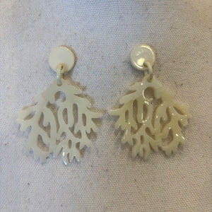 PENDIENTE CORAL BLANCO