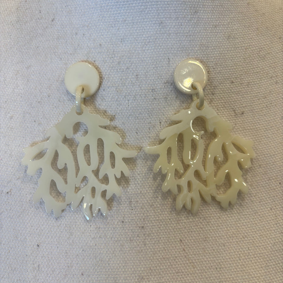 PENDIENTE CORAL BLANCO