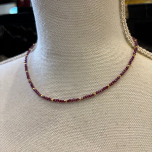COLLAR CUENTAS MALVA Y DORADO