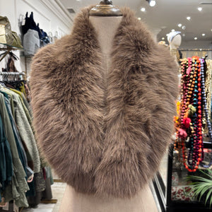 CUELLO DE PELO SINTÉTICO TAUPE