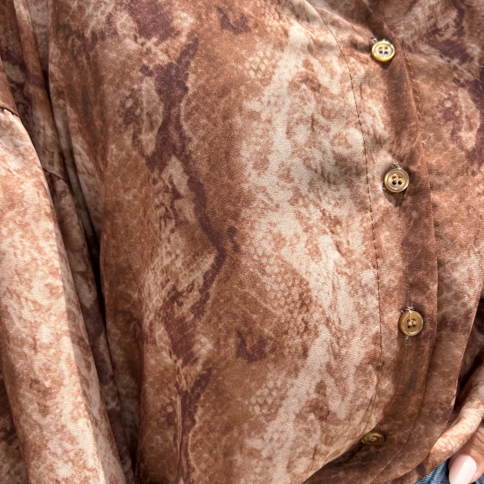 CAMISA ANIMAL PRINT MARRÓN