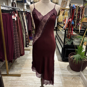 VESTIDO LENCERO ASIMETRICO BURDEOS CORTO