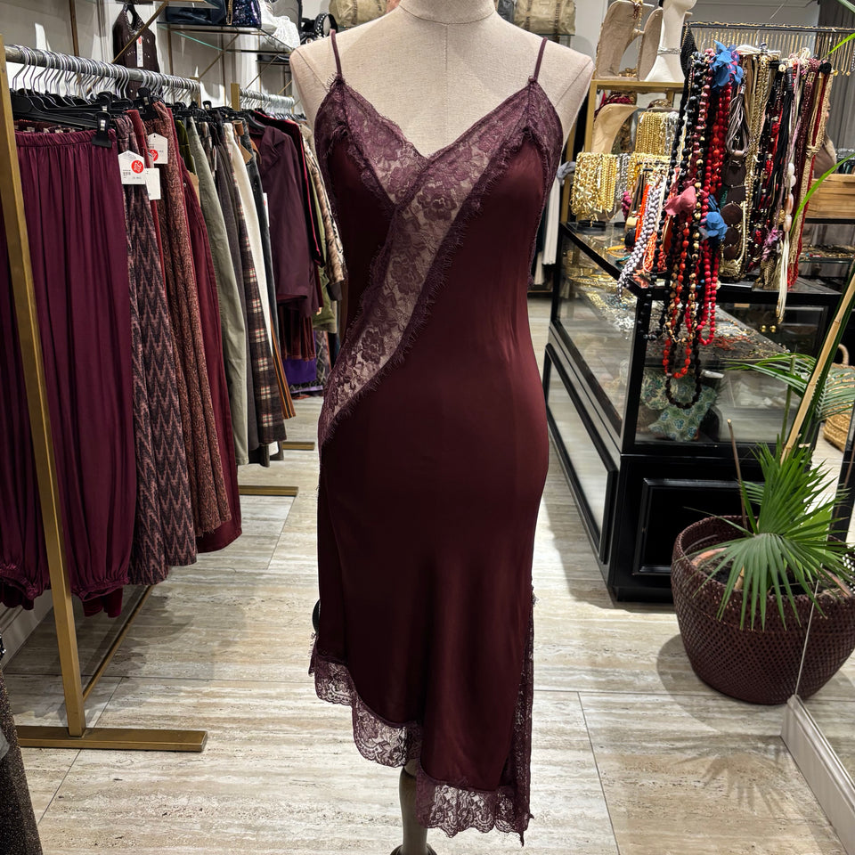 VESTIDO LENCERO ASIMETRICO BURDEOS CORTO