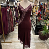 VESTIDO LENCERO ASIMETRICO BURDEOS CORTO