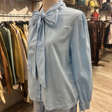 CAMISA CON LAZADA CELESTE