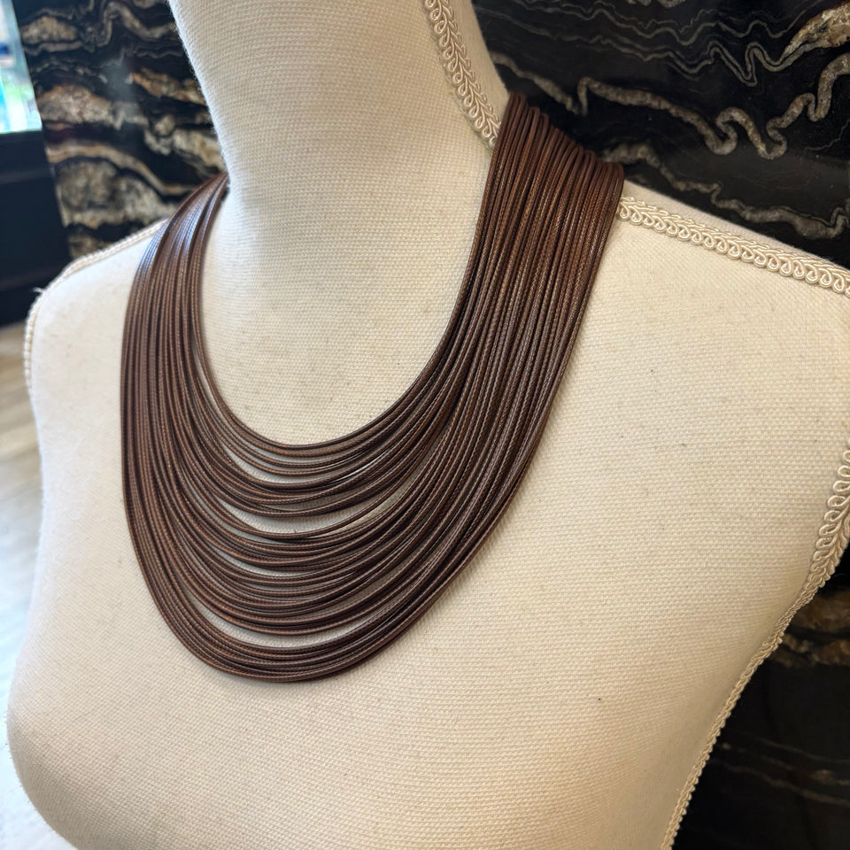COLLAR CUERDAS MARRON