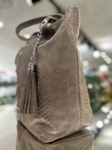 BOLSO DE PIEL DE ESCAMAS CON BOLSILLO TAUPE