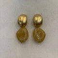 PENDIENTE DORADO Y PIEDRA BEIGE