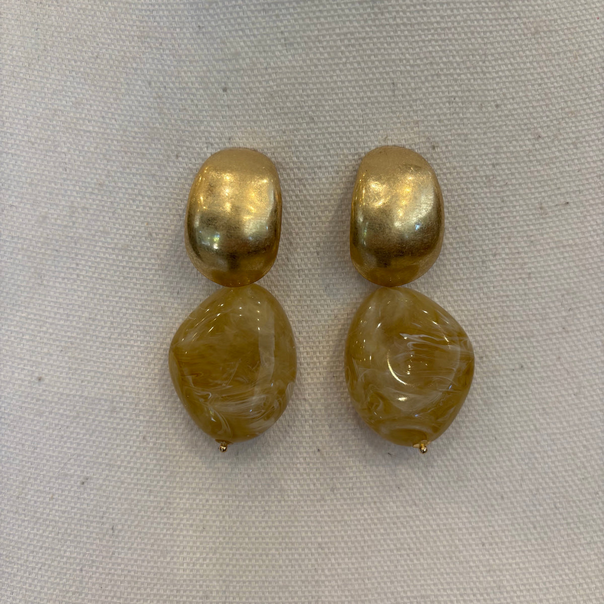 PENDIENTE DORADO Y PIEDRA BEIGE