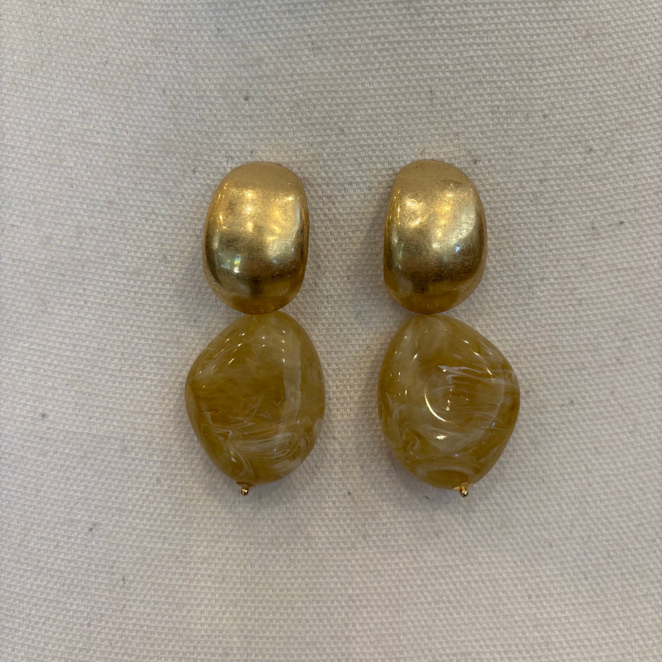 PENDIENTE DORADO Y PIEDRA BEIGE