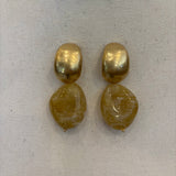 PENDIENTE DORADO Y PIEDRA BEIGE