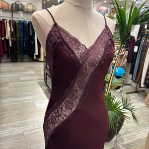 VESTIDO LENCERO ASIMETRICO BURDEOS CORTO