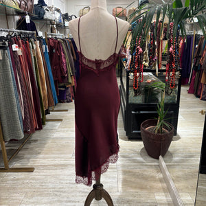 VESTIDO LENCERO ASIMETRICO BURDEOS