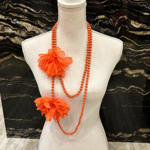 COLLAR LARGO FLOR DE TELA BOLAS NARANJA