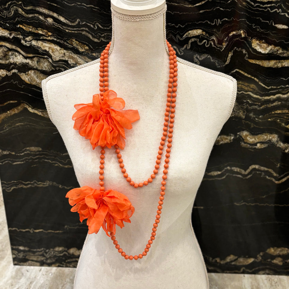 COLLAR LARGO FLOR DE TELA BOLAS NARANJA