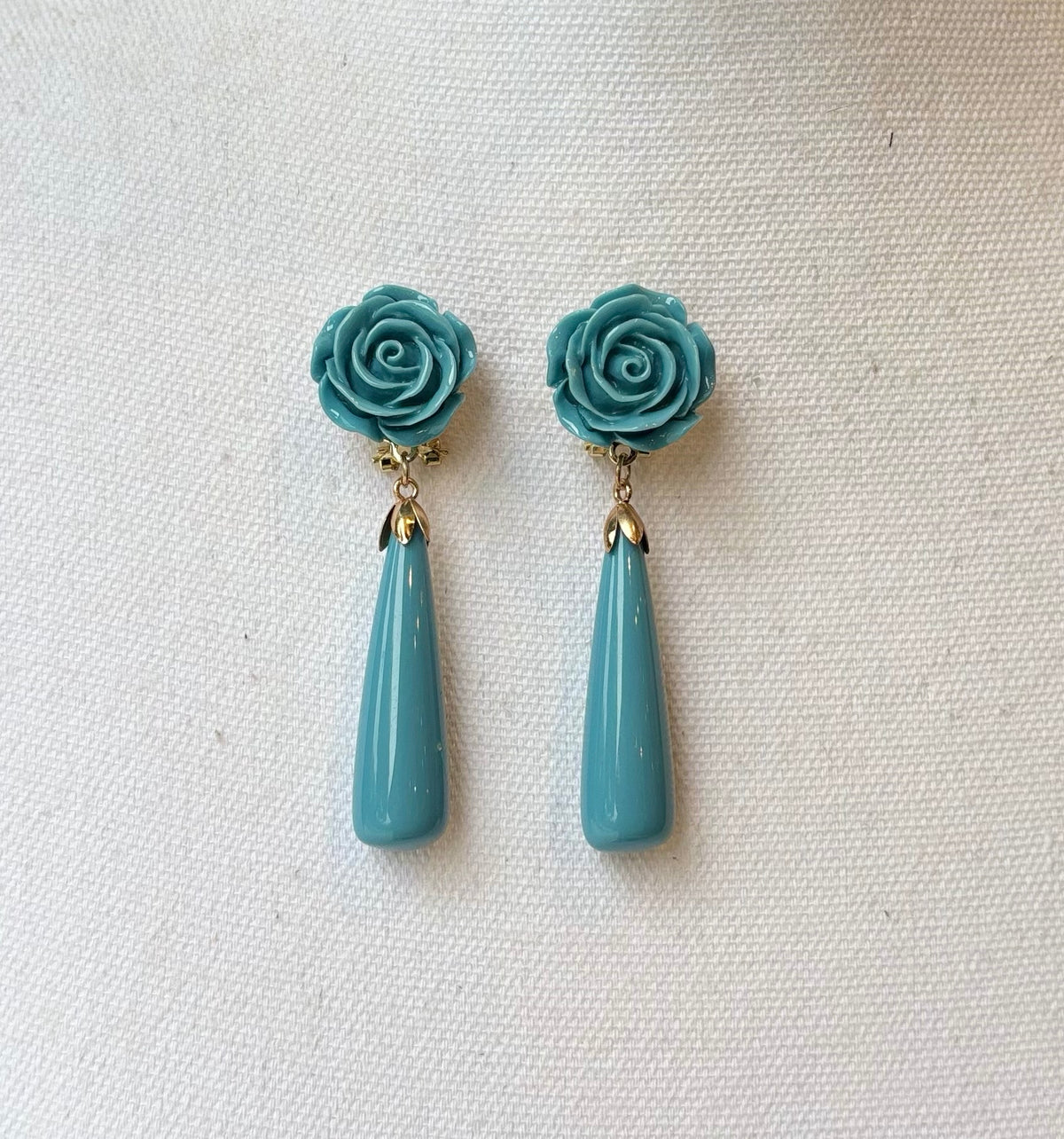 PENDIENTE DE LAGRIMA CON FLOR CELESTE
