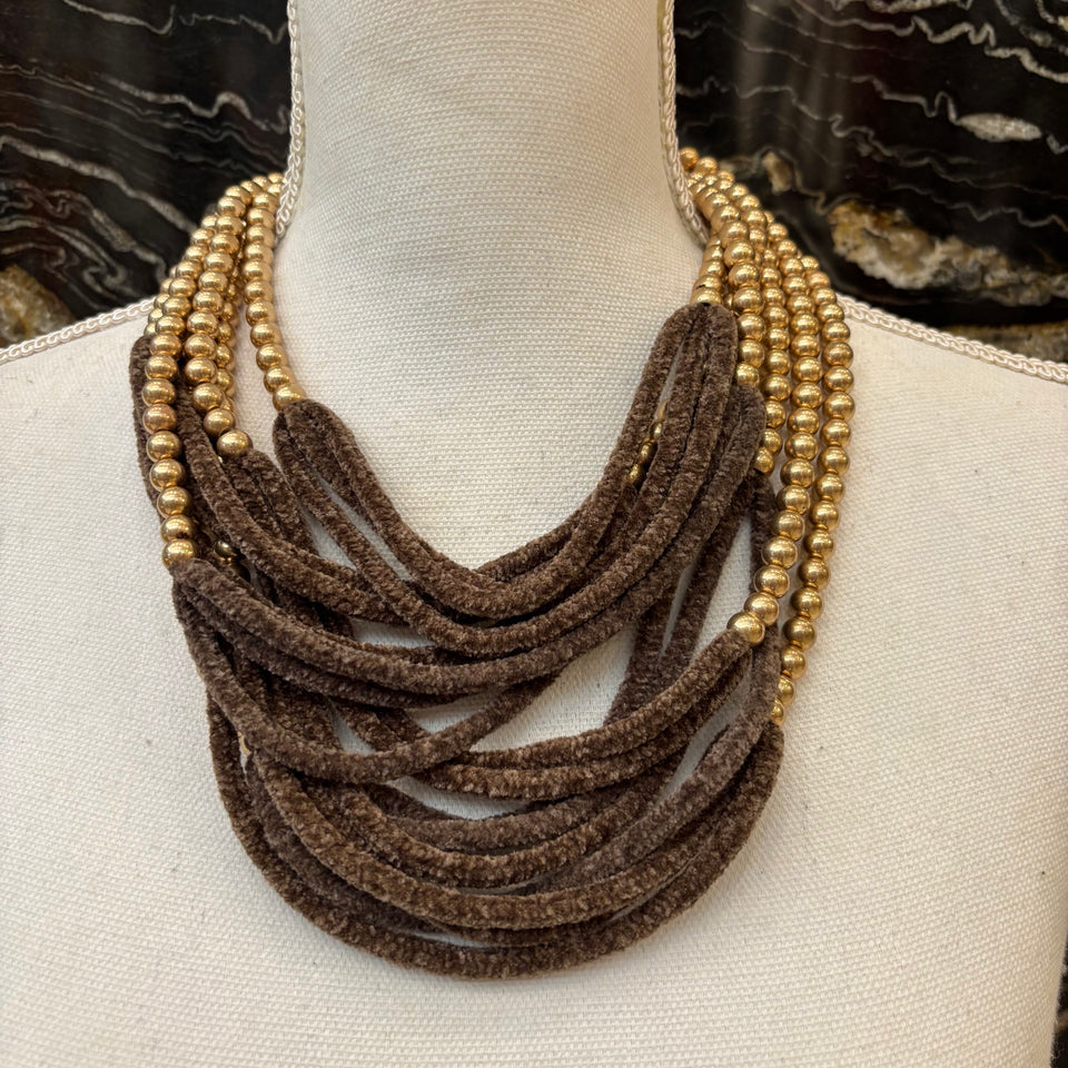 COLLAR BOLAS CHENILLA MARRÓN