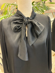 BLUSA SATINADA LAZO NEGRO