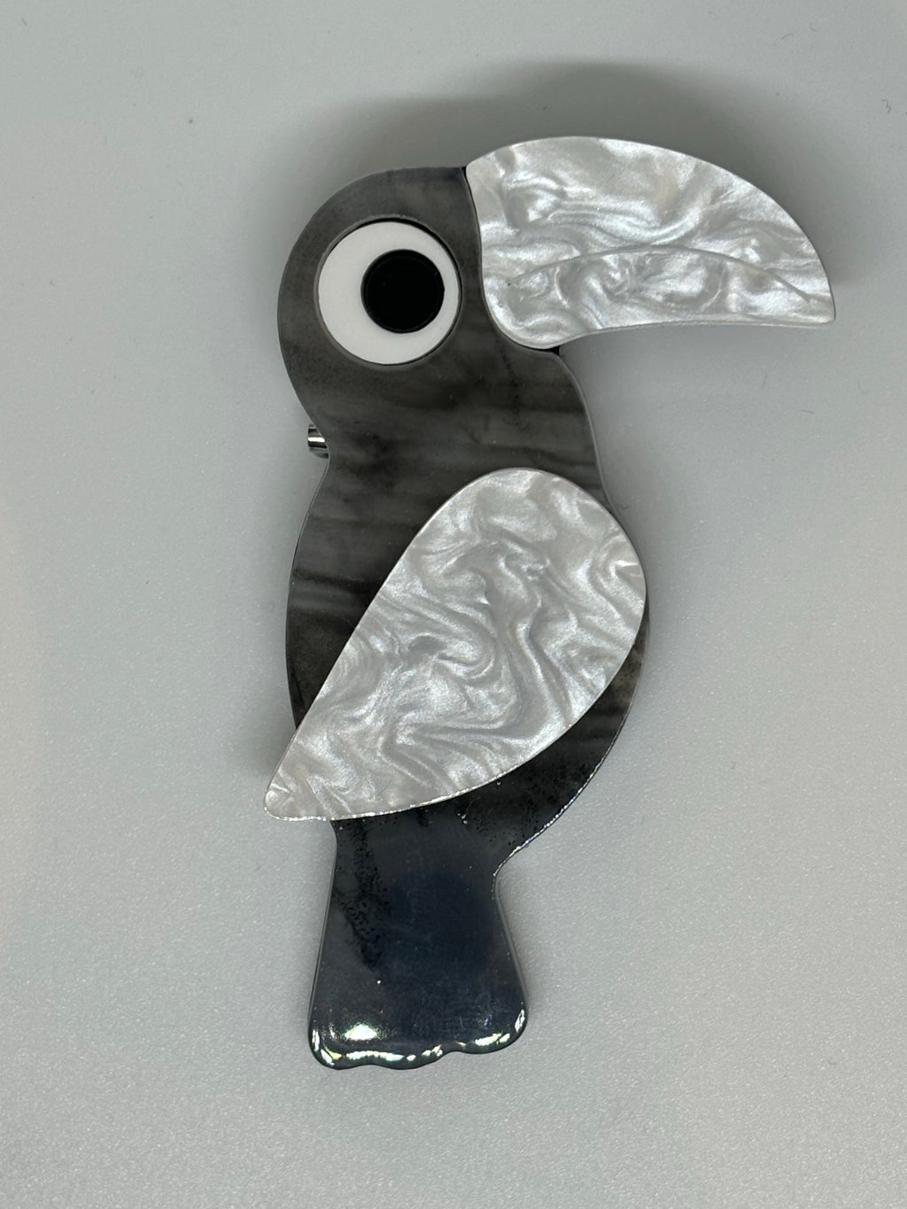BROCHE TUCÁN GRIS