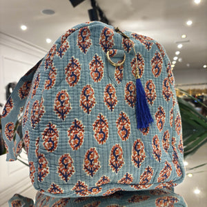 BOLSA ESTAMPADA FONDO CELESTE FLOR