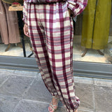 CONJUNTO DE BOMBER Y PANTALON DE CUADROS BURDEOS
