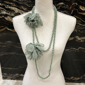 COLLAR LARGO FLOR DE TELA Y BOLAS VERDE AGUA