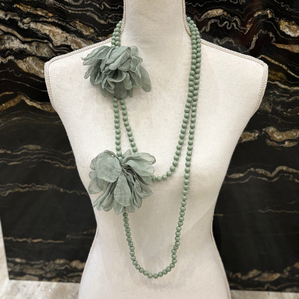 COLLAR LARGO FLOR DE TELA Y BOLAS VERDE AGUA