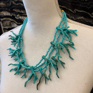 COLLAR DE CUENTAS TURQUESA  Y CORAL