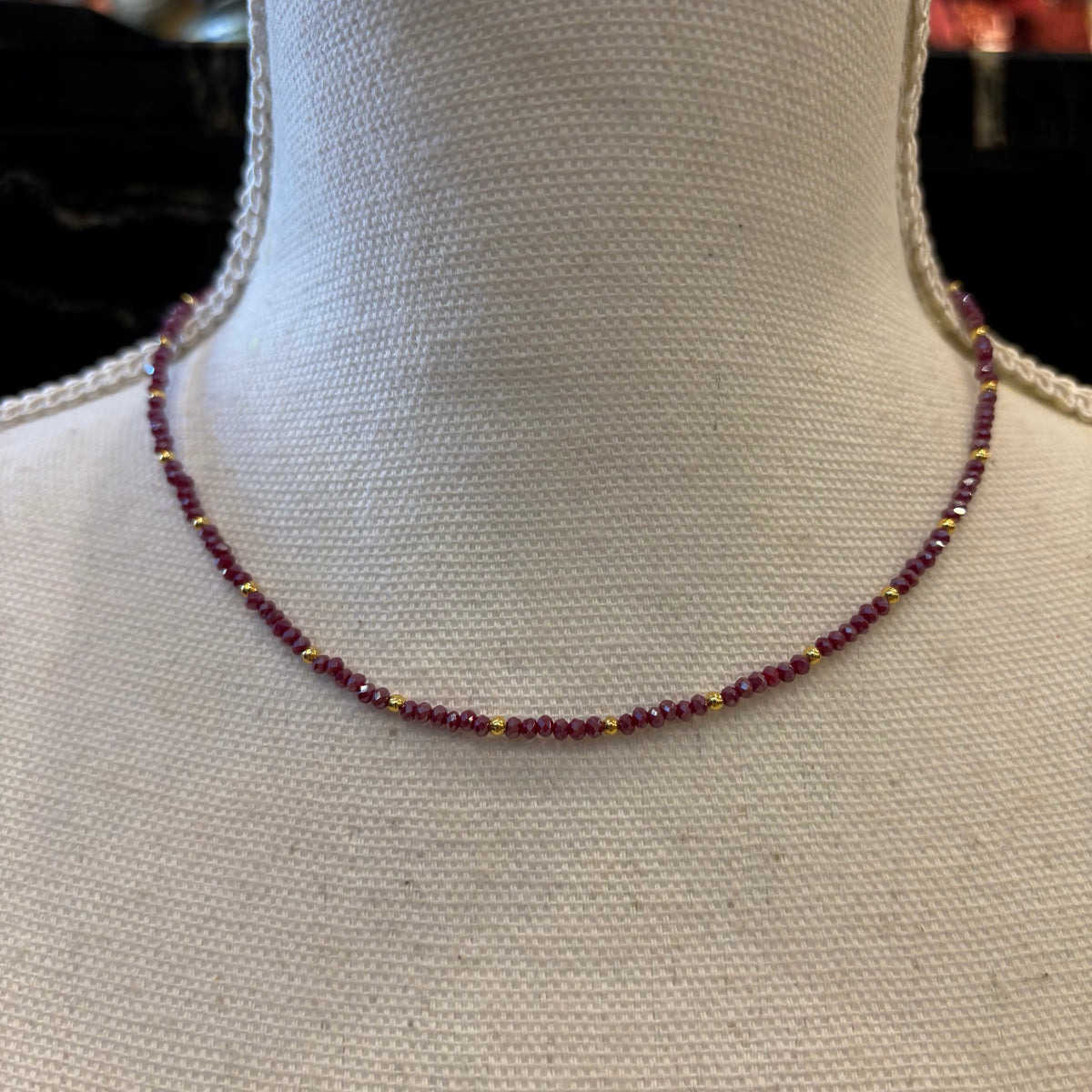 COLLAR CUENTAS MALVA Y DORADO