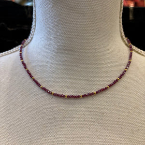 COLLAR CUENTAS MALVA Y DORADO