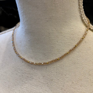 COLLAR CUENTAS TRANSPARENTE Y DORADO