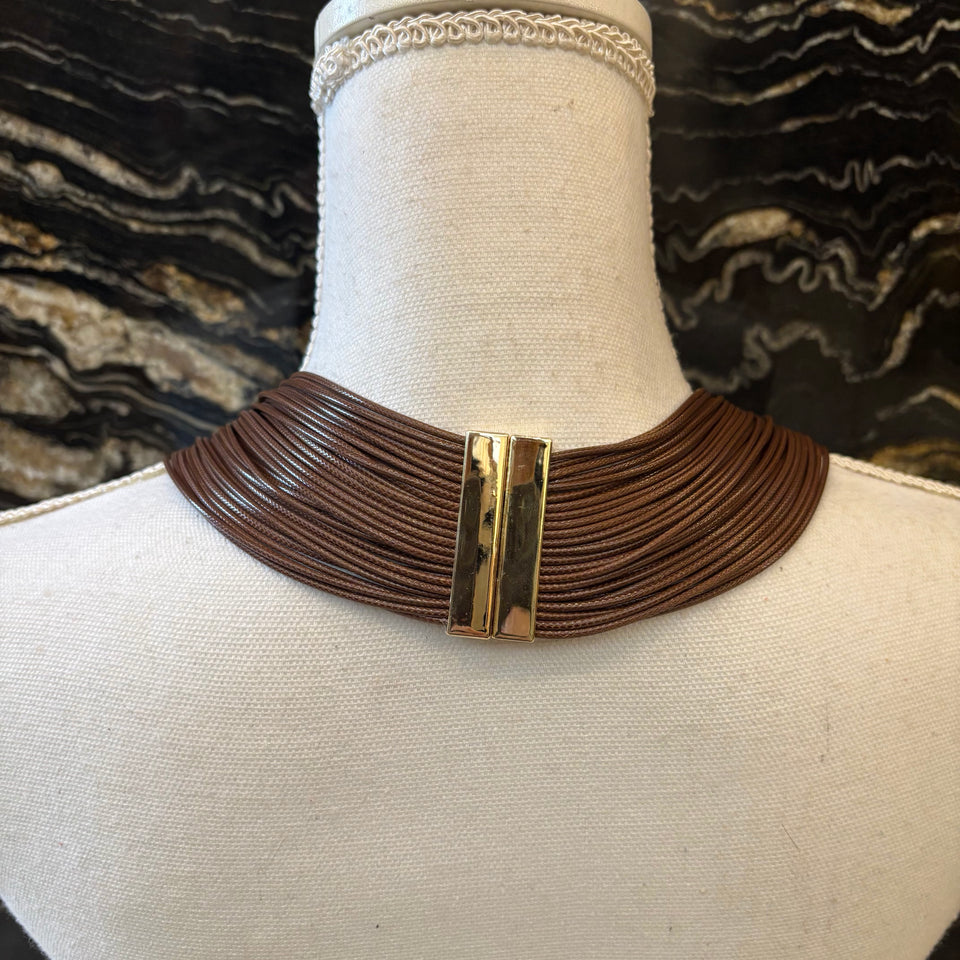 COLLAR CUERDAS MARRON