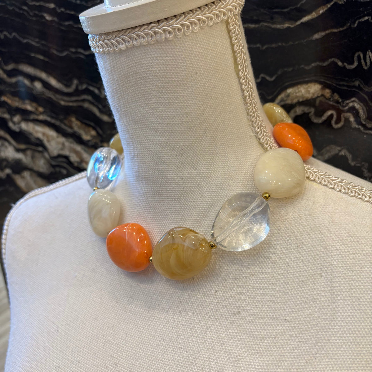 COLLAR PIEDRAS OVALADAS NARANJA Y BEIGE