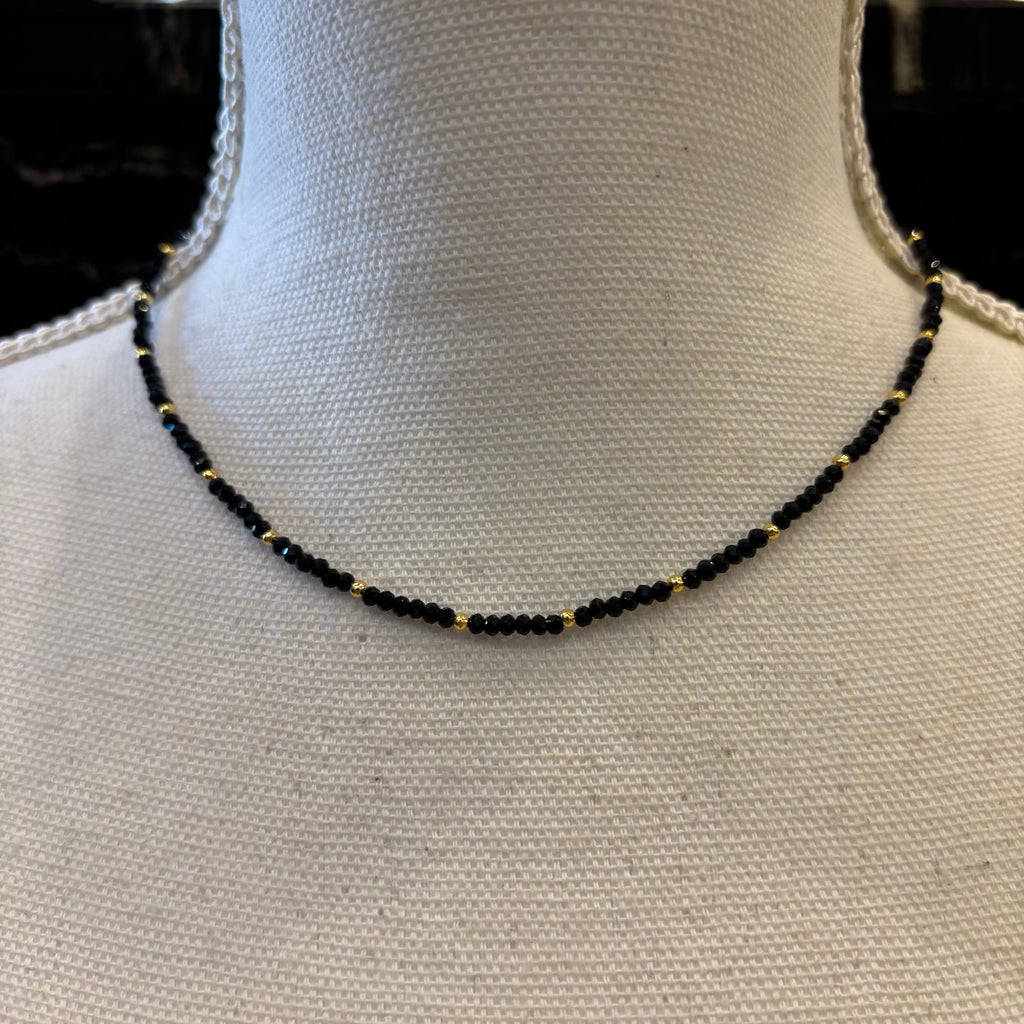 COLLAR CUENTAS NEGRO Y DORADO