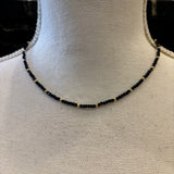 COLLAR CUENTAS NEGRO Y DORADO