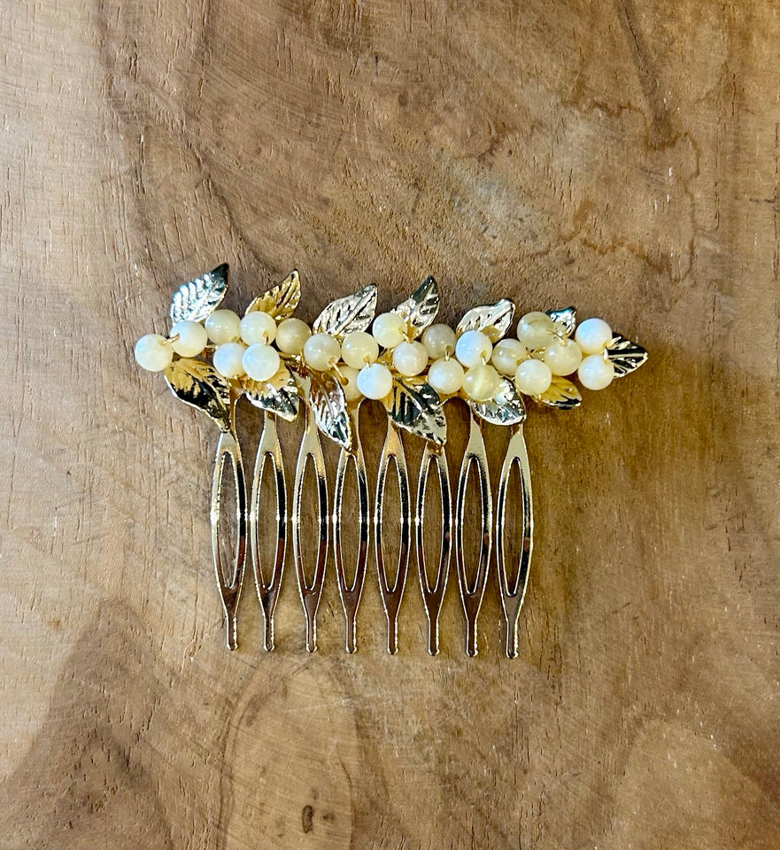 PEINECILLO DE BOLITAS BEIGE