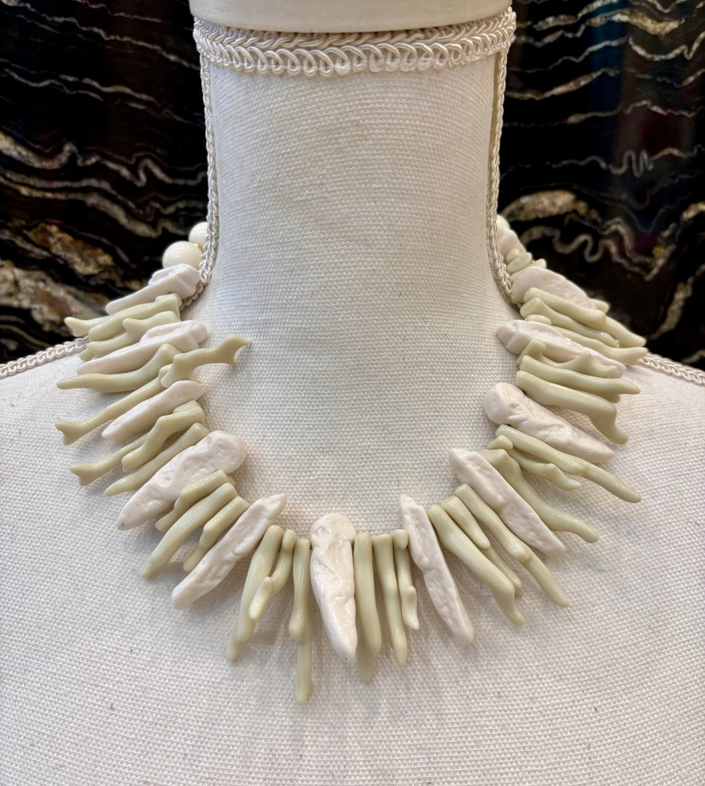 COLLAR CUENTAS GRANDES Y CORALES BLANCO Y BEIGE