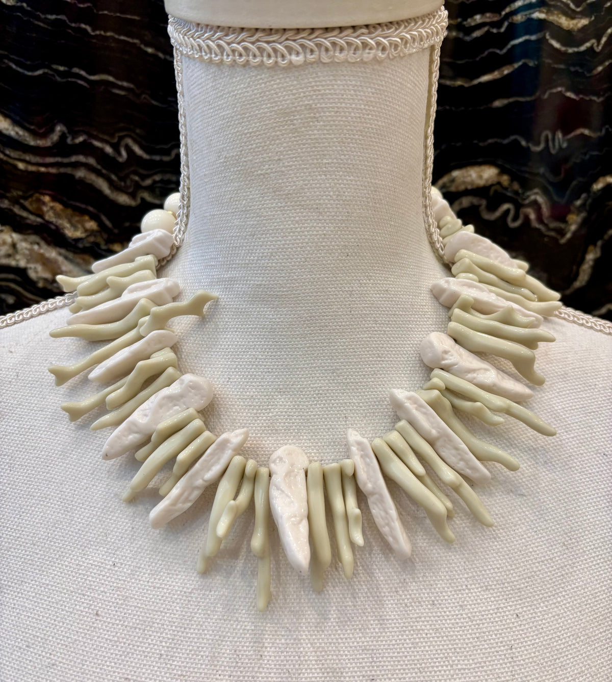 COLLAR CUENTAS GRANDES Y CORALES BLANCO Y BEIGE